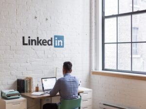Read more about the article <span style='color:#00000;font-size:36px;'>LinkedIn Reveals 3 Behaviours You Need to Embrace to Be Successful</span><h3> Self-glorification is an absolute must to 'get ahead' </h3>